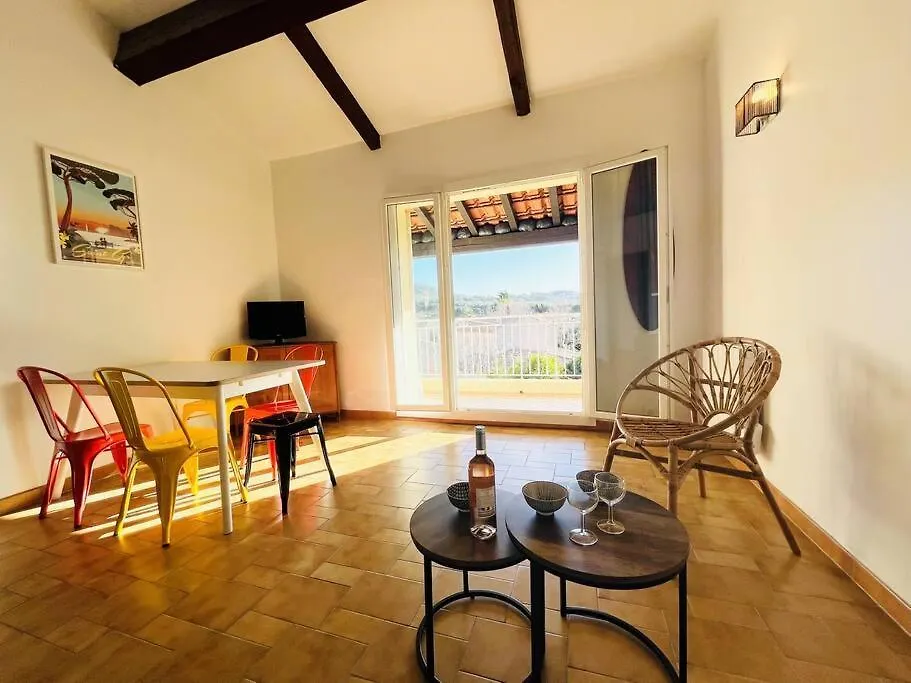 Cosy Appartement, Proche Mer Saint-Cyr-sur-Mer 0*,  Francie